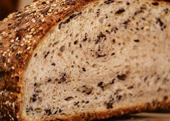 Brot richtig auftauen | Backofen vs. Mikrowelle & wie schnell?