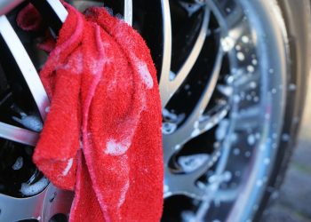 Autofelgen reinigen (Tipps) | Speichenfelgen putzen & säubern